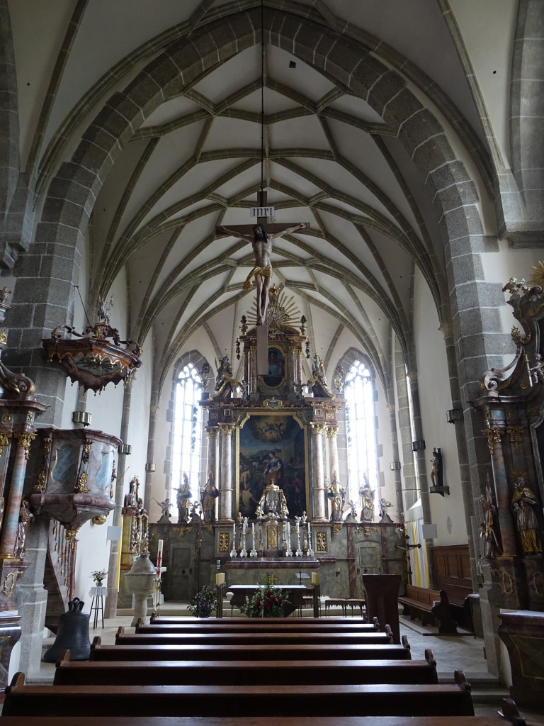 Preyung, Chor mit Hochaltar der Pfarrkirche St. Brigida (25.04.2015)