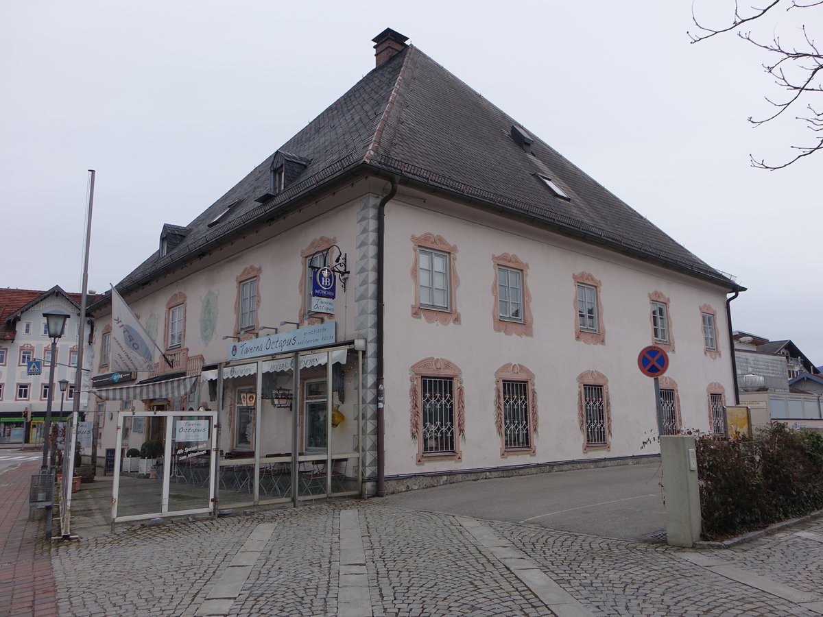 Prien, ehem. Pfarrhof, zweigeschossiger Eckbau mit hohem Walmdach, erbaut von 1634 bis 1635 (26.02.2017)