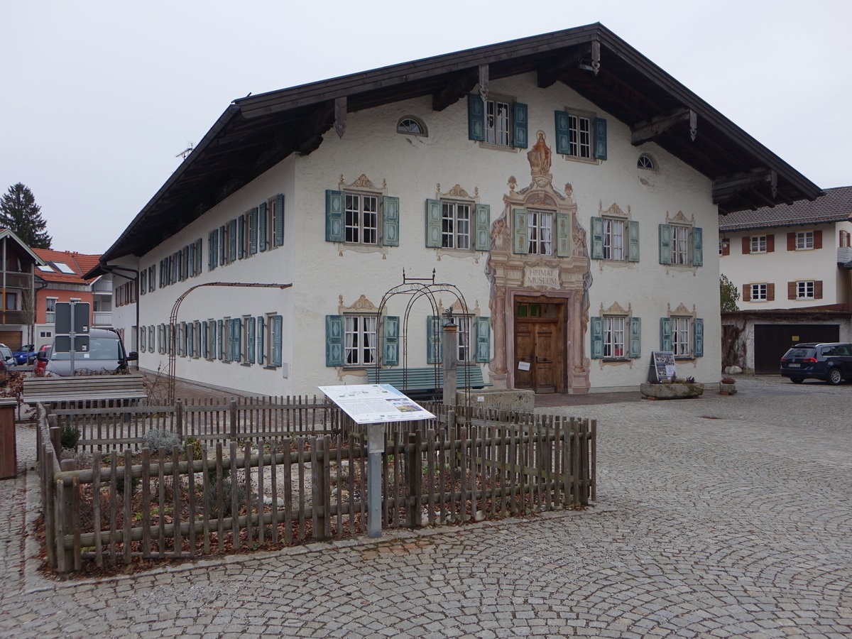 Prien, Heimatmuseum am Valdagno-Platz 2, ehem. Bauernhaus von 1837, Freskenbemalung von 1914 (26.02.2017)