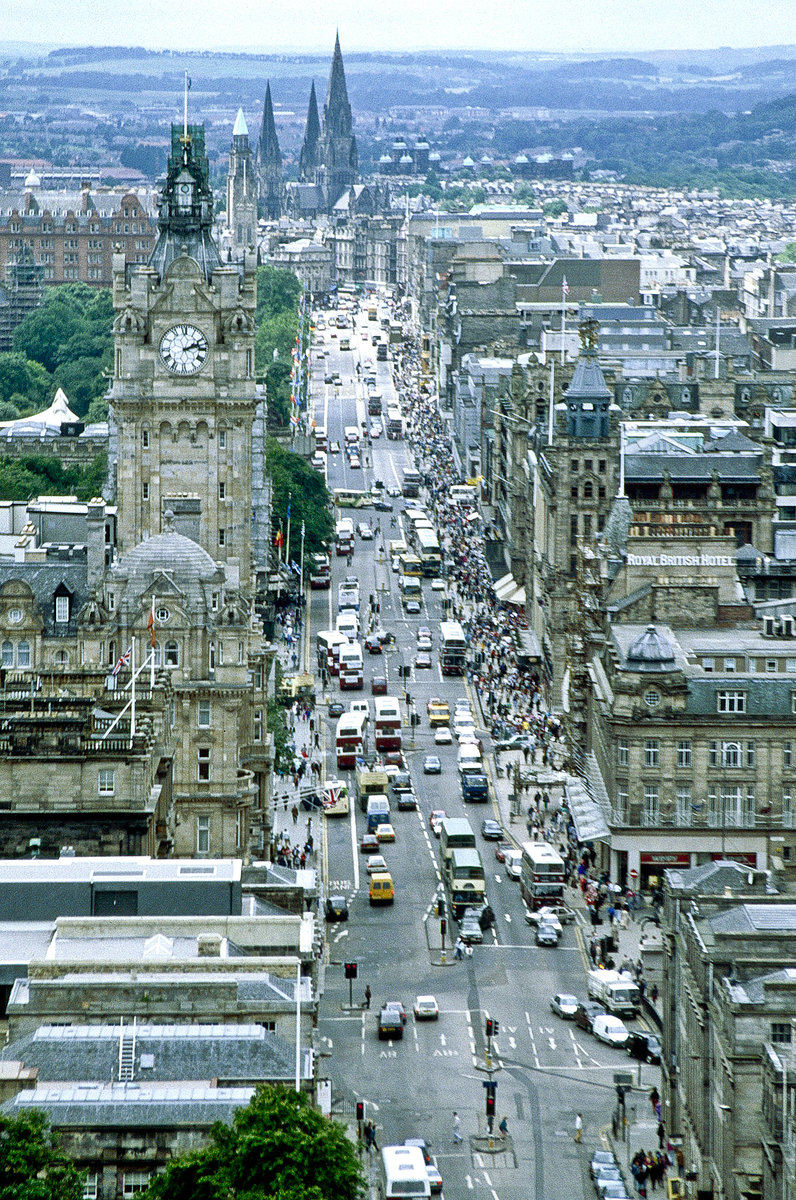 Princess Street in Edinburgh. Bild vom Dia. Aufnahme: Juni 1991.