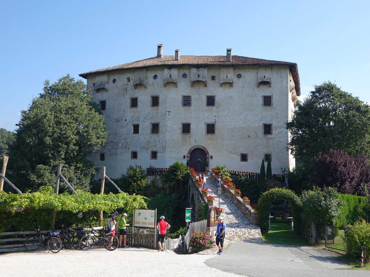 Prissian, Schloss Katzenzungen, erbaut im 12. Jahrhundert, ber dem Rundbogentor ein Wappen der Breisach von 1548 (15.09.2019)