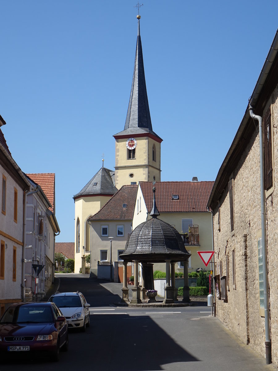 Prosselsheim, Pfarrkirche St. Bartholomus, Saalbau mit eingezogenem Chor und Chorflankenturm mit Spitzhelm, erbaut bis 1614 (27.05.2017)