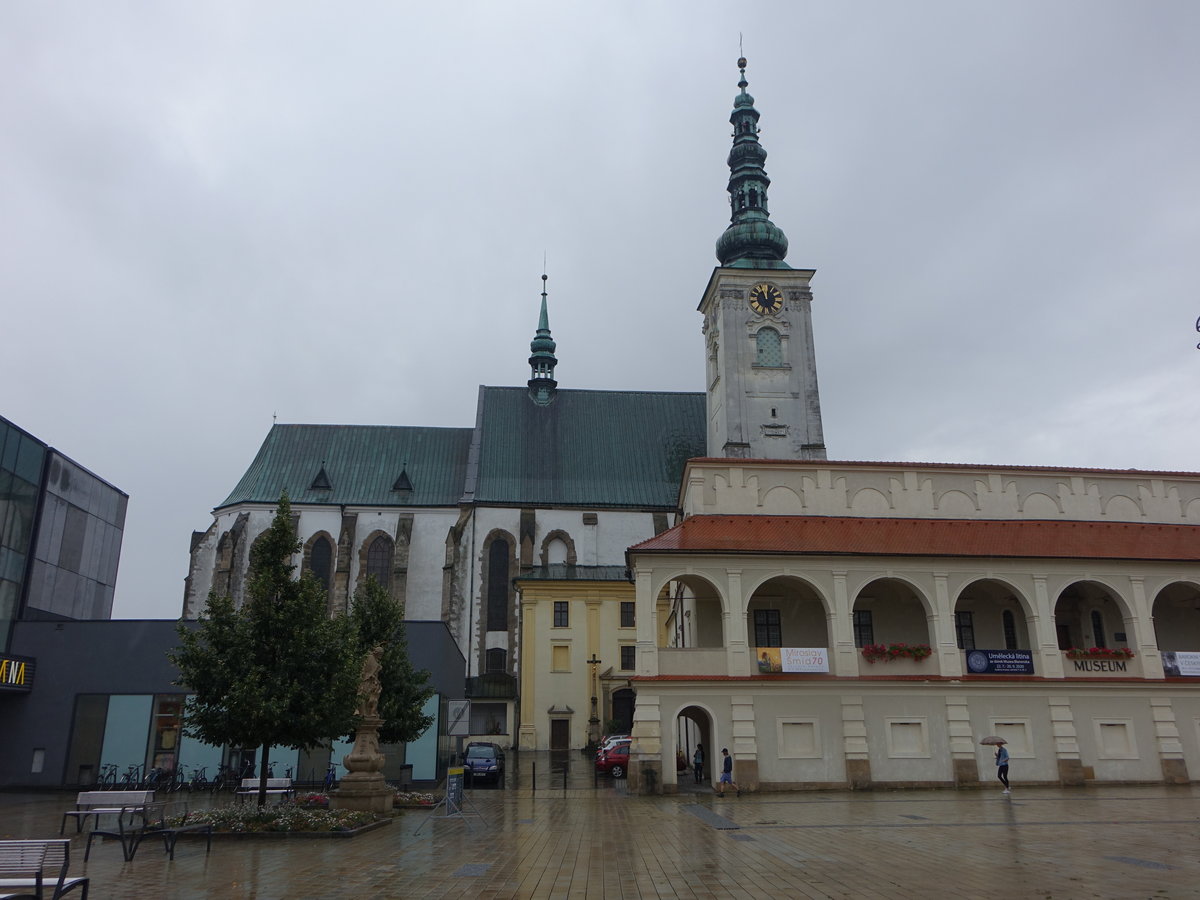 Prostejov / Prossnitz, altes Rathaus und St. Krize Kirche, Rathaus erbaut 1520, heute Stadtmuseum (03.08.2020)