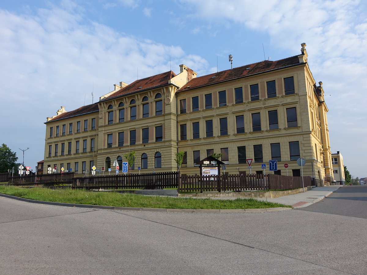 Protivin, Schule in der Zamecka Strae, erbaut von 1902 bis 1903 (26.05.2019)