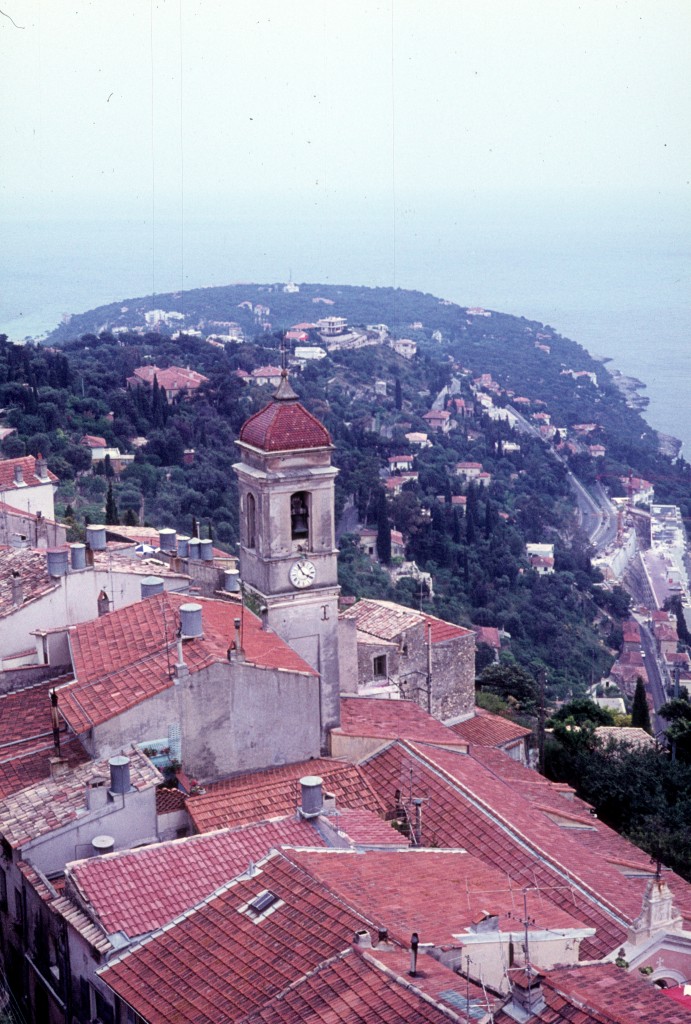 Provence-Alpes-Cte d'Azur: Von Roquebrune Village gibt es einen guten Blick ber Cap Martin. Im Vordergrund ein Teil des alten Dorfes. Aufnahmedatum: 9. Juli 1972.