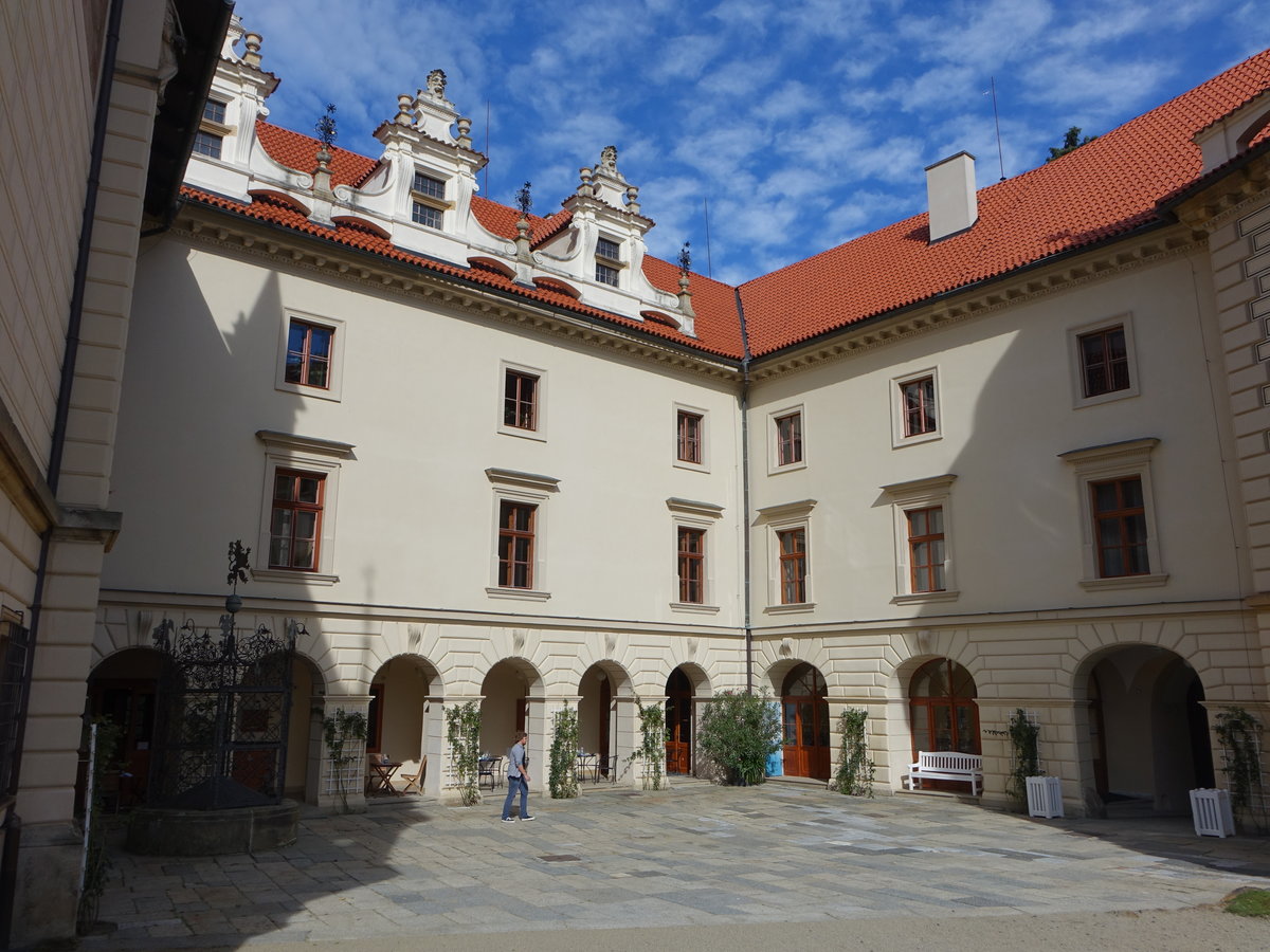 Pruhonice, Innenhof im Renaissancestil von Schloss Pruhonice (01.10.2019)