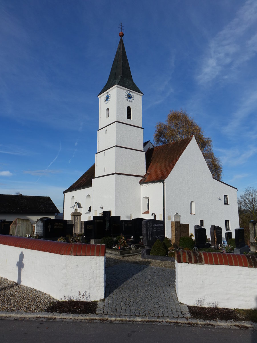 Prunn, kath. St. Martin Kirche, sptromanischer Saalbau, erbaut im 13. Jahrhundert, Turm sptgotisch (21.11.2016)