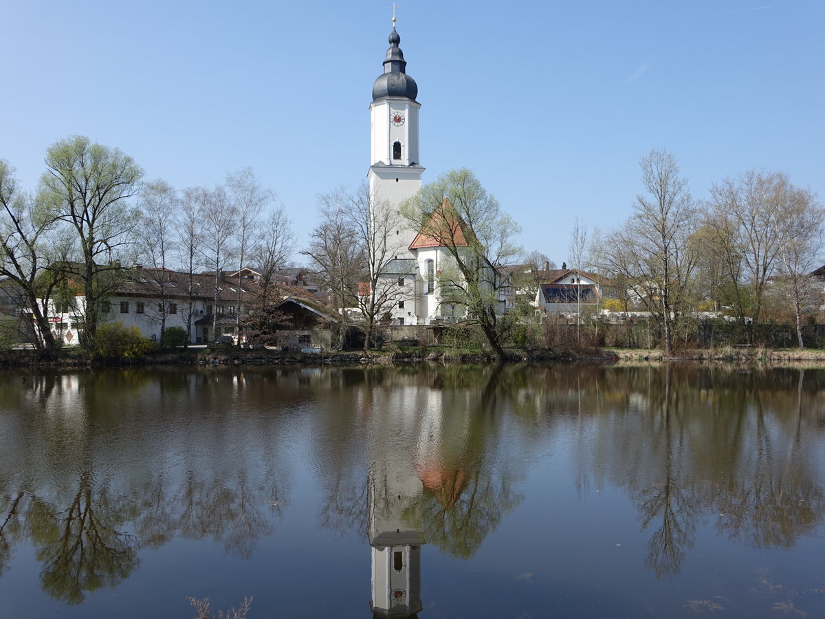 Prutting, kath. Pfarrkirche Maria Opferung, Pseudobasilika mit Satteldach, Sdturm mit Welscher Haube, sptgotisch, 15. Jahrhundert Chor und Langhaus, von 1718 bis 1719 barocker Ausbau, 1734 Turmoberbau, 1847 Verlngerung um zwei Joche und zweites Seitenschiff im Norden.  (02.04.2017