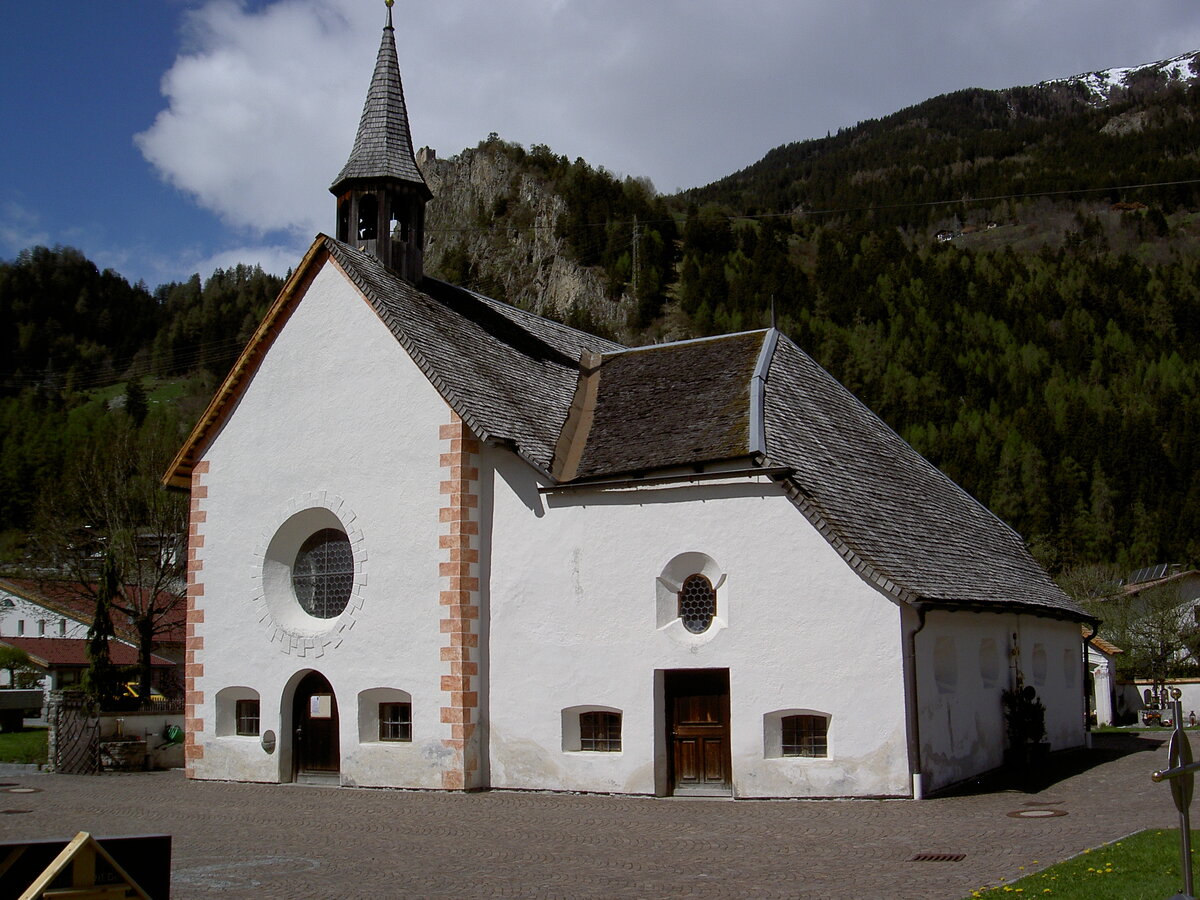 Prutz, Kapelle St. Johannes der Tufer, erbaut von 1330 bis 1340, frhgotischer Saalbau mit Dachreiter (28.04.2013)