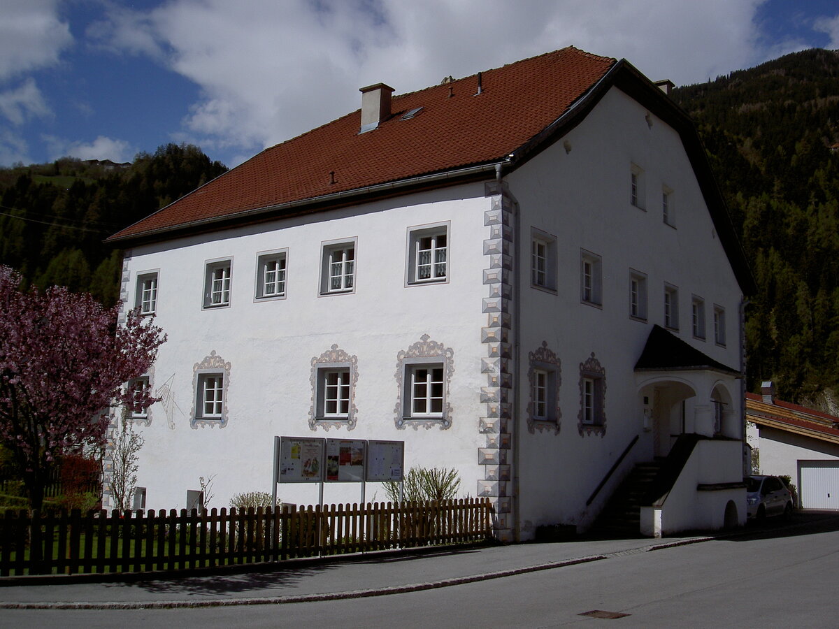 Prutz, Widum in der Kugelgasse, zweigeschossiger Barockbau (28.04.2013)