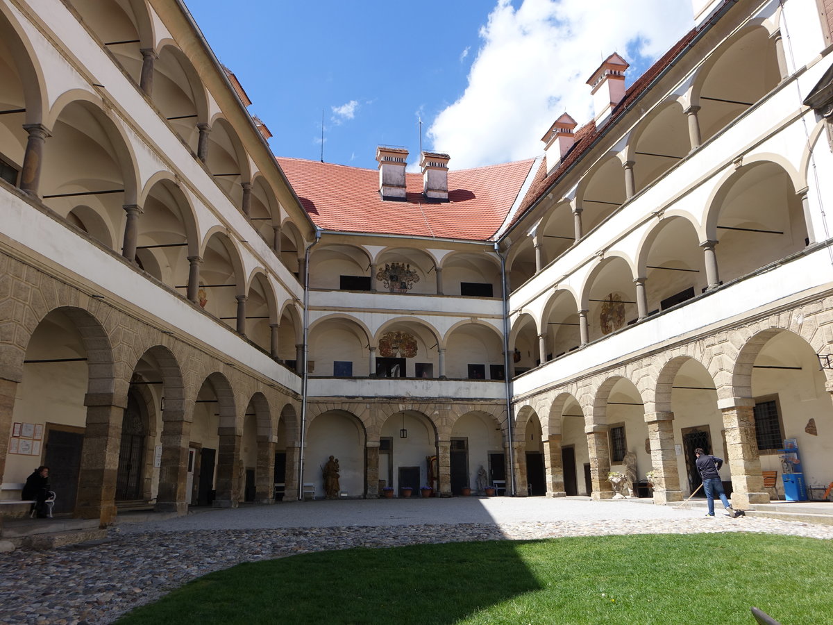 Ptuj, Arkadeninnenhof im Schloss Ptuj, erbaut im 14. Jahrhundert (04.05.2017)