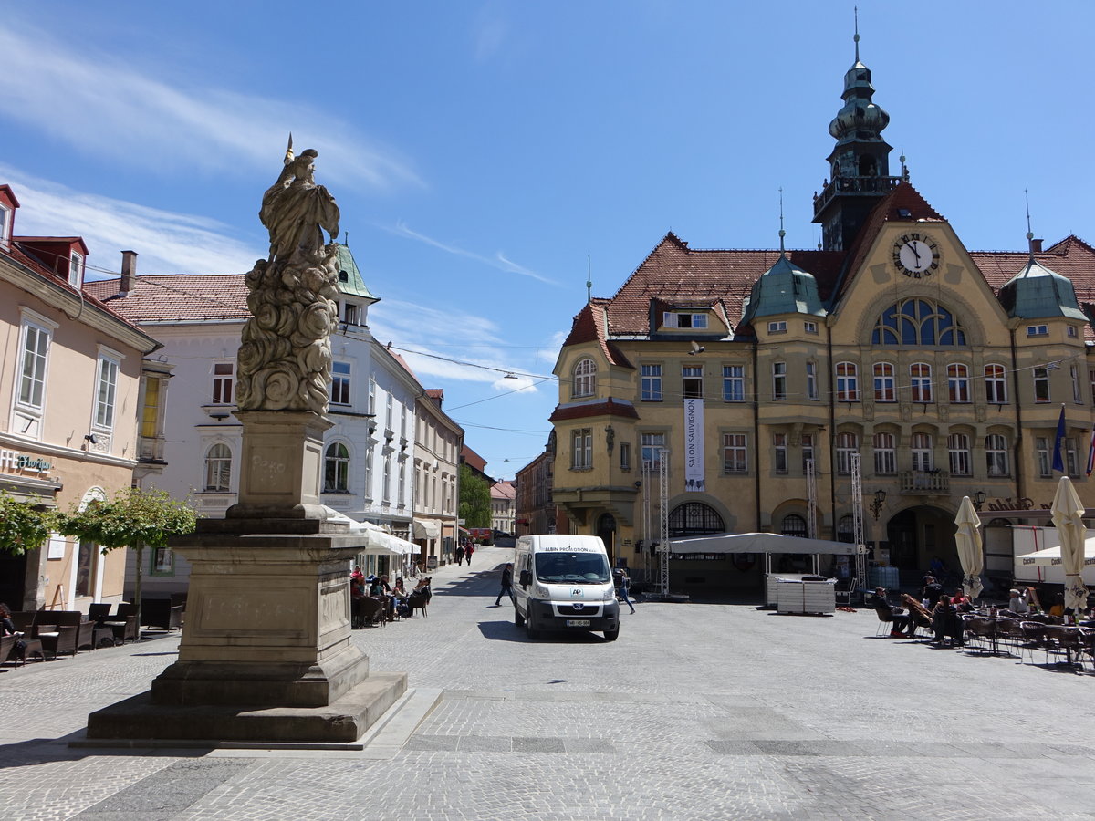 Ptuj, Universittsgebude und St. Florian Statue am Mestni Platz (04.05.2017)