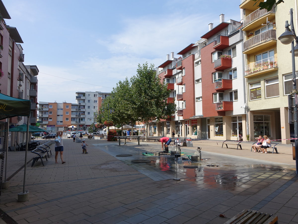 Puchov / Puchau, Brunnen und moderne Gebude in der Moyesova Strae (30.08.2019)