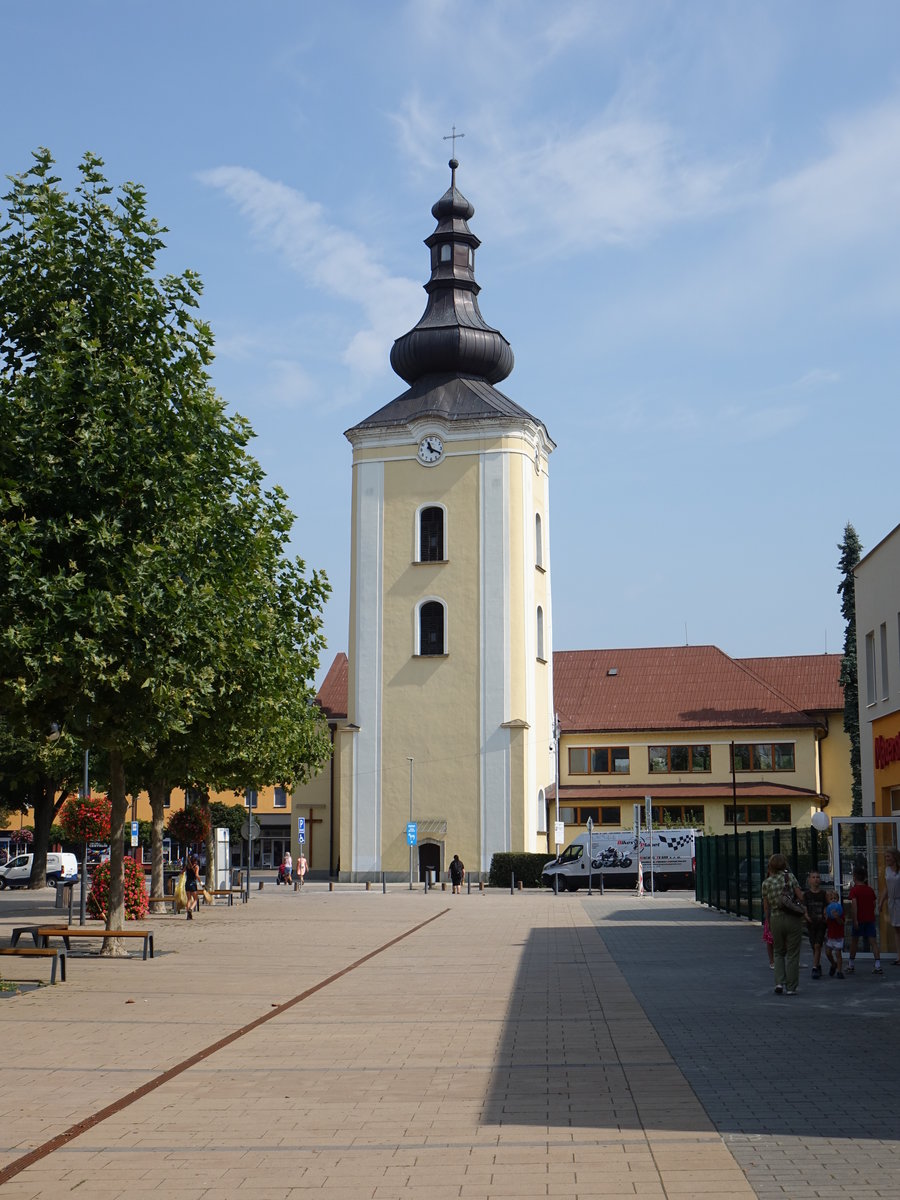 Puchov / Puchau, kath. Allerheiligenkirche am Namesti Slobody, erbaut im 17. Jahrhundert (30.08.2019)