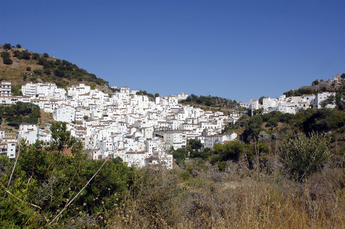Pueblo blanco: Casares in Andalusien. Aufnahme: Juli 2014.