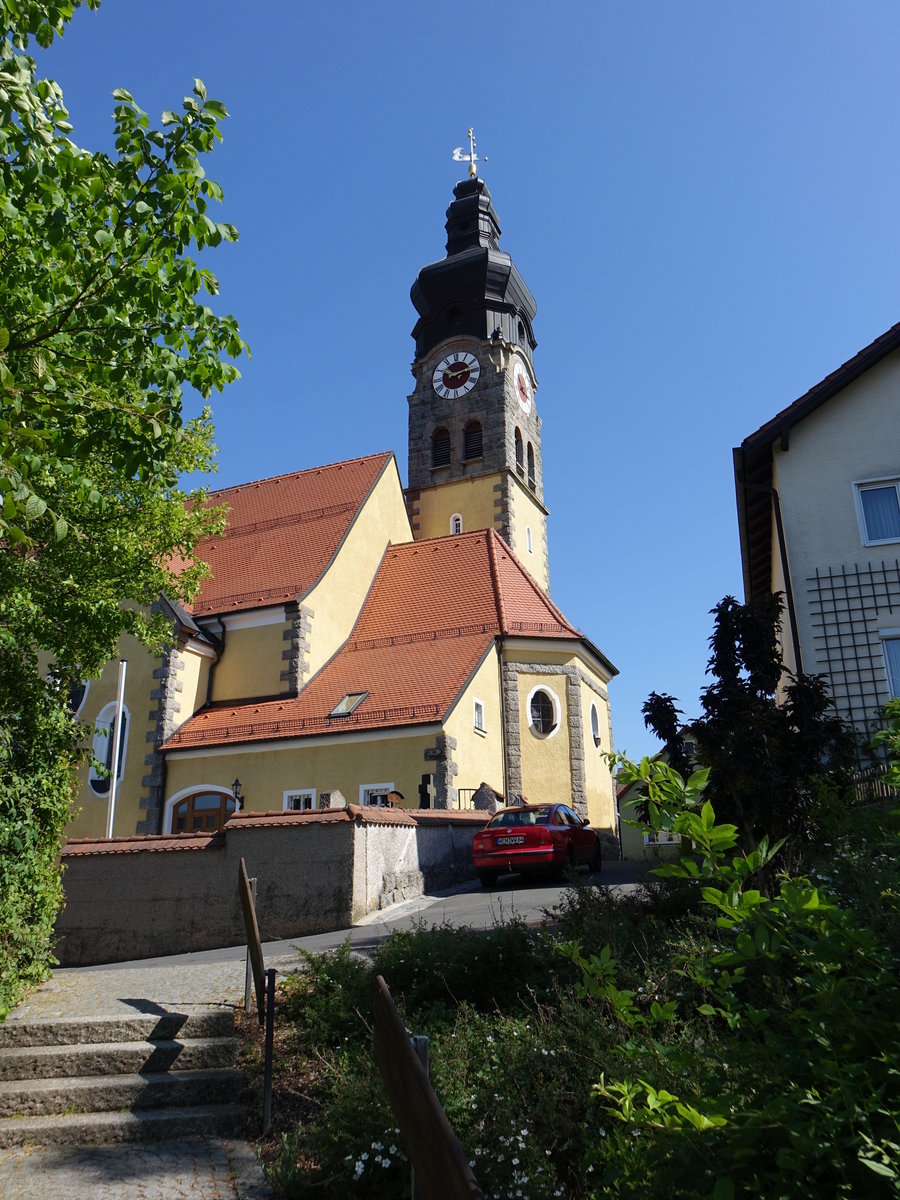 Pchersreuth, kath. Pfarrkirche St. Peter und Paul, Saalkirche mit Steildach und kurzen Querhausarmen, neubarock erbaut bis 1910 von Heinrich Hauberrisser (21.05.2018)