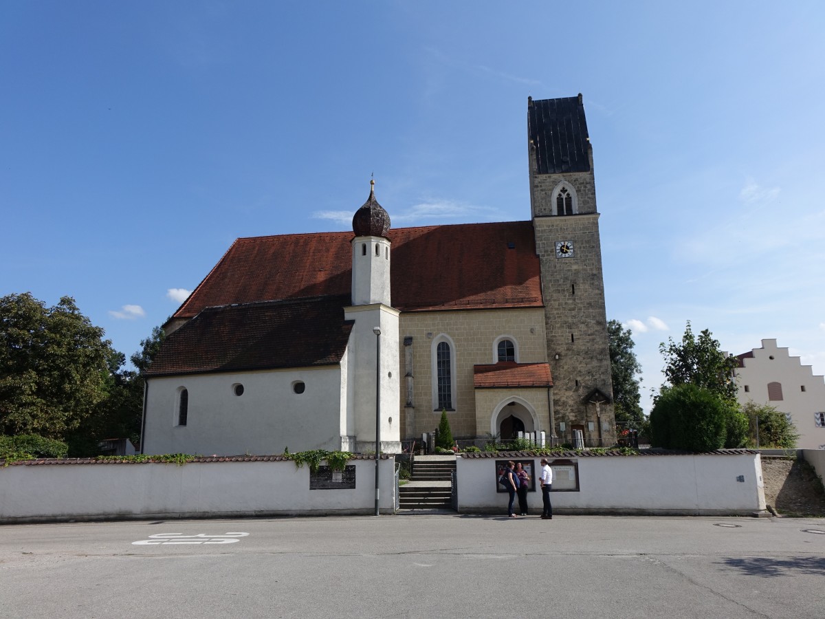 Prten, kath. Pfarrkirche Maria Himmelfahrt und Friedhofskapelle St. Michael, unverputzter Tuffquaderbau mit Polygonalchor, sdlich angrenzender Gnadenkapelle und Westturm, gotischer Neubau im 15. Jahrhundert unter Einbeziehung der romanischen Sdseite (15.08.2015)