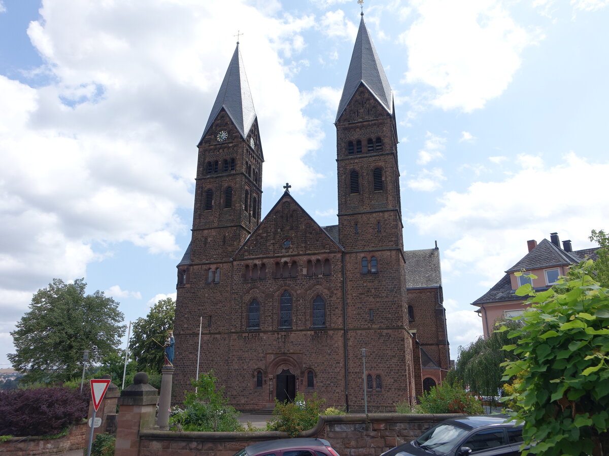 Pttlingen, neuromanische Pfarrkirche St. Sebastian, erbaut von 1908 bis 1911 durch Wilhelm Hector (16.07.2023)