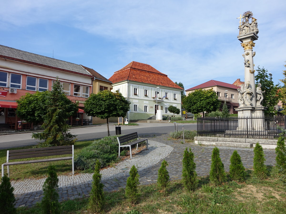 Pukanec / Pukanz, Rathaus und Mariensule am Namesti Mieru (29.08.2020)