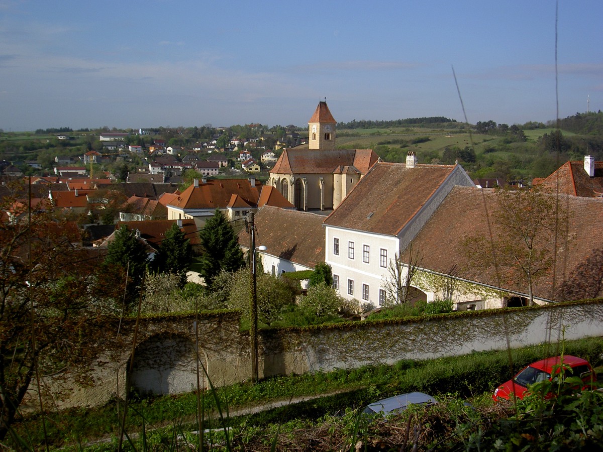 Pulkau, Aussicht vom Kirchberg auf die Pfarrkirche Hl. Blut (20.04.2014)