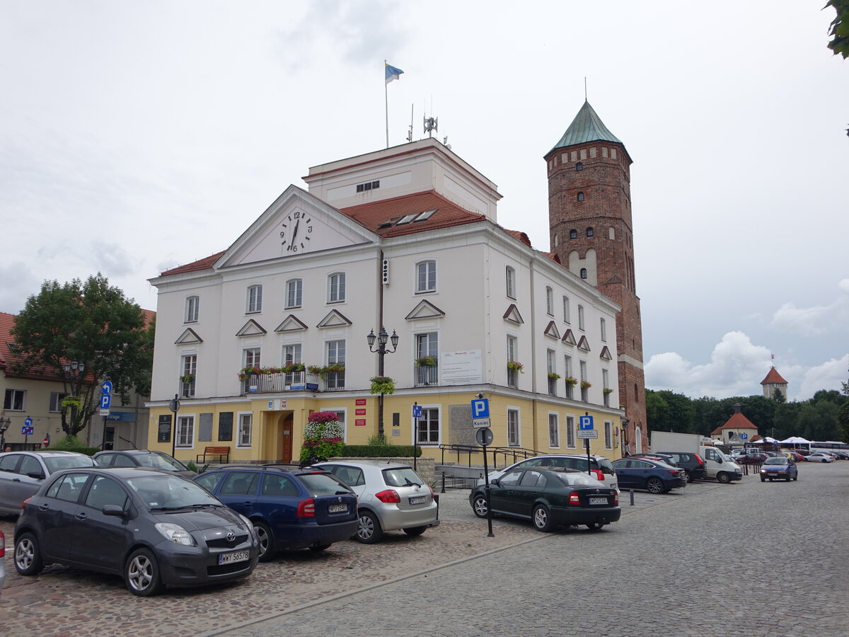 Pultusk, Rathaus mit Turm aus dem 16. Jahrhundert am Rynek Platz (05.08.2021)