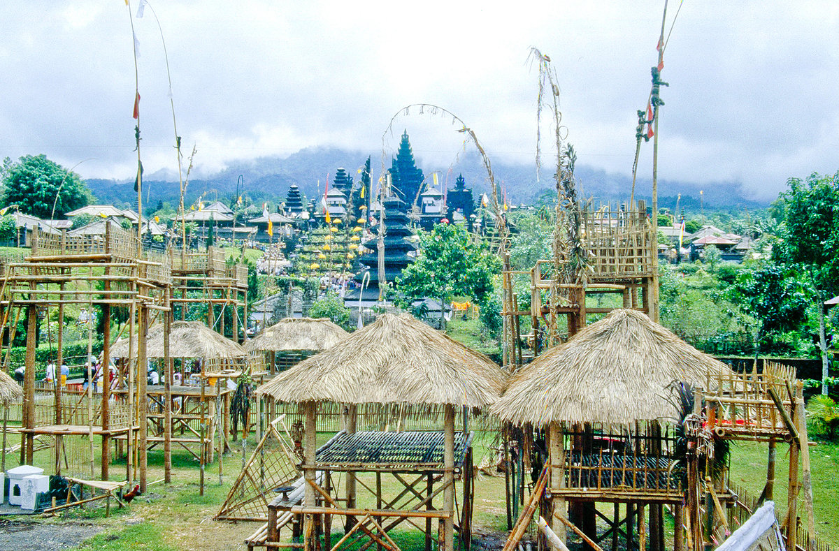 Pura Besakih-Tempel auf der Insel Bali in Indonesien. Bild vom Dia. Aufnahme: April 1989.