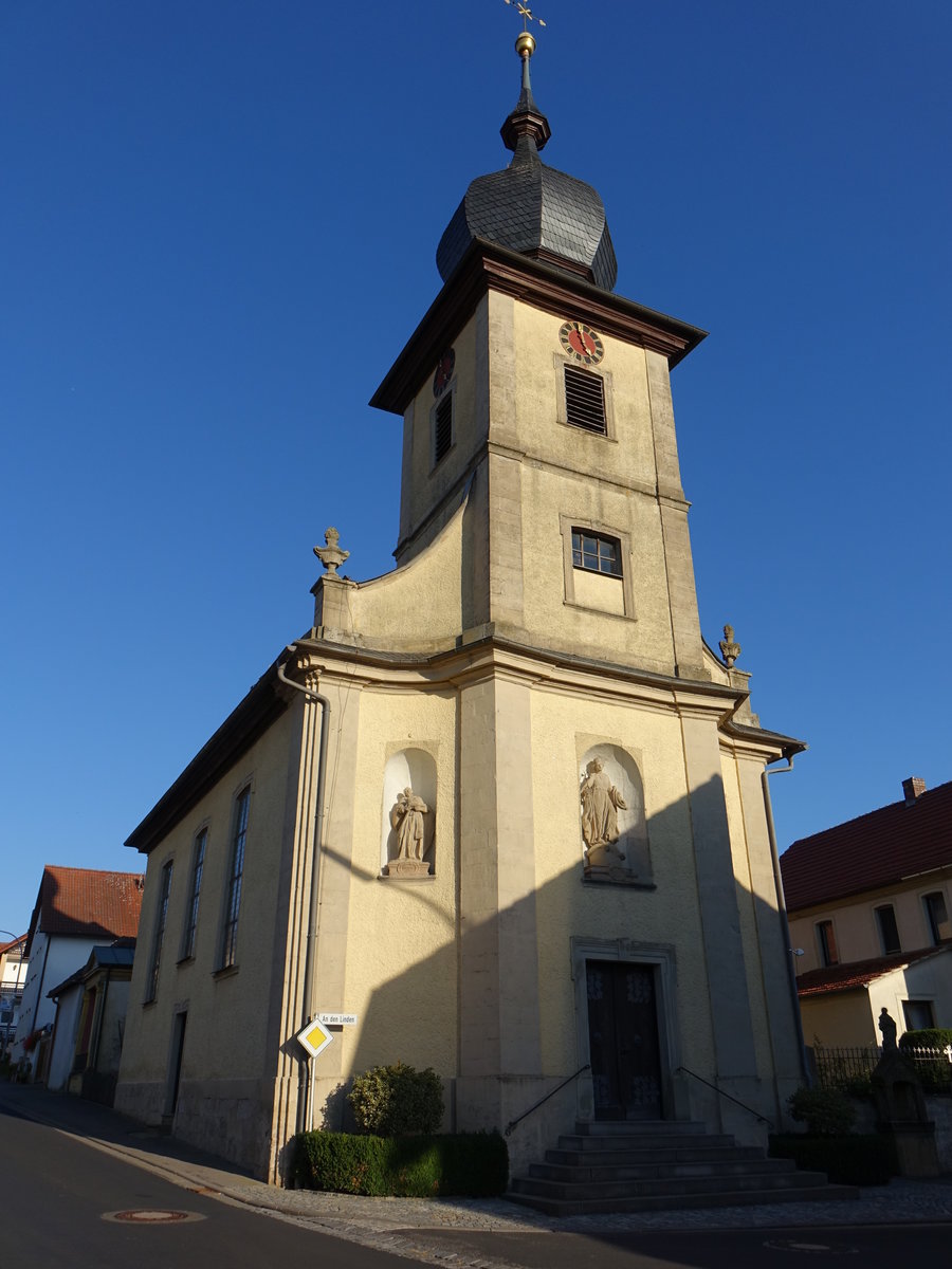 Pusselsheim, kath. Pfarrkirche St. Burkard, Saalbau mit Turmfassade, erbaut von 1775 bis1778 von Maurermeister Wucherer (14.10.2018)