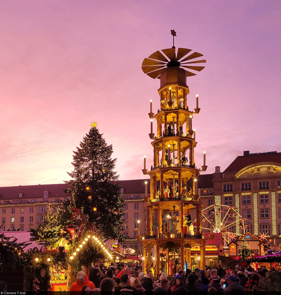 Pyramide und Weihnachtsbaum unter leuchtendem Himmel auf dem 589. Dresdner Striezelmarkt.

🕓 16.12.2023 | 16:17 Uhr