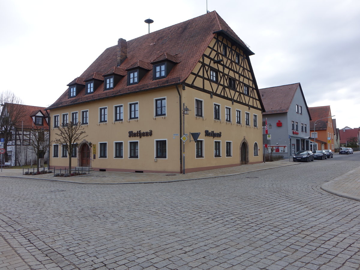 Pyrbaum, ehemaliges Pflegamt, jetzt Rathaus. Zweigeschossiger Krppelwalmdachbau in Ecklage mit Fachwerkgiebel, erbaut 1568 (05.03.2017)
