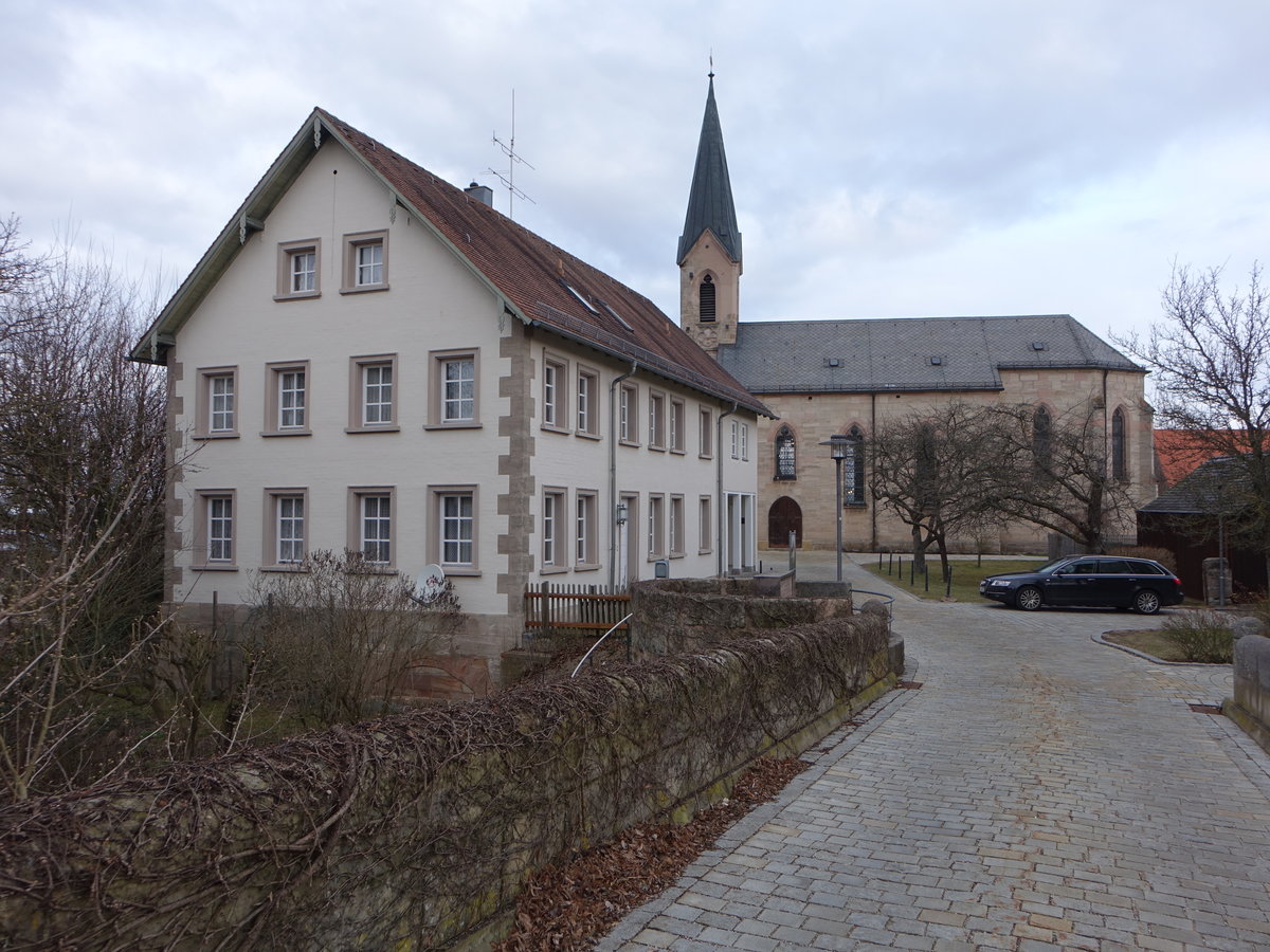 Pyrbaum, Katholische Pfarrkirche Mater dolorosa und Schulhaus, Saalbau mit eingezogenem Polygonalchor und Fassadenturm, neugotisch, erbaut 1891 (05.03.2017)