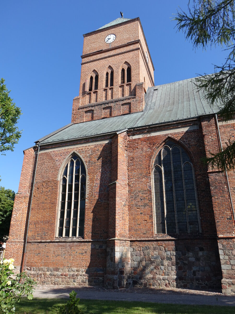 Pyrzyce (Pyritz), Pfarrkirche Maria Himmelfahrt, erbaut im 13. Jahrhundert, Kirchturm von 1739 (31.07.2021)