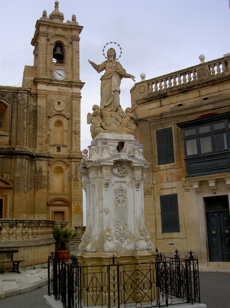 Qrendi, Marienstatue vor der St. Mary Kirche (22.03.2014)