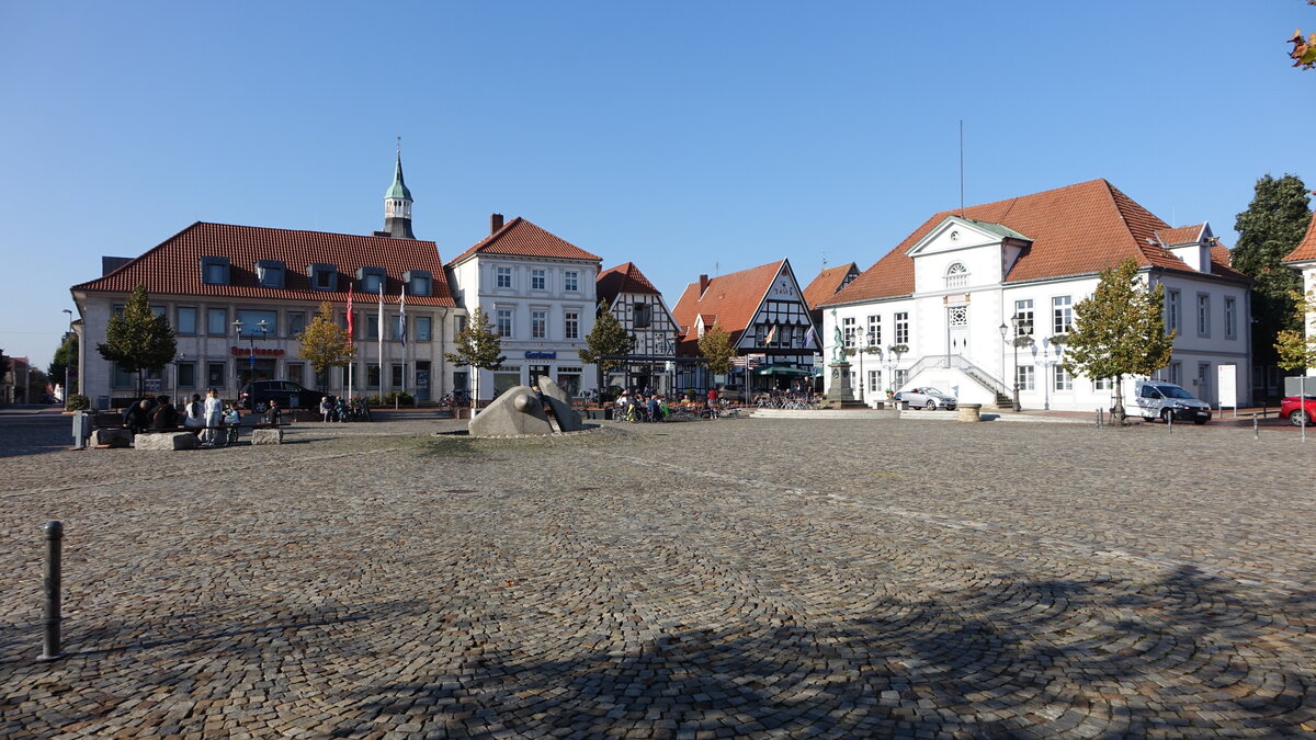 Quakenbrck, Huser und Rathaus am Marktplatz (10.10.2021)