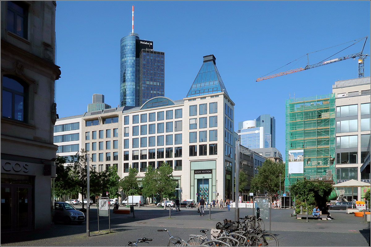 Quartier Goetheplatz in Frankfurt -

2014 wurde das Quartier Goetheplatz von Mckler Architekten (Frankfurt) fertiggestellt. Neben dem Eckgebude mit Glashut gehren auch die links anschlieende Gebude zum Projekt. Vermutlich sollen Einzelgebude in den Fassaden angedeutet werden, obwohl es ein zusammenhngender Komplex darstellt.

Dahinter lugt der Main Tower hervor, von dessen Aussichtsterrasse man einen wunderbaren Blick ber Frankfurt genieen kann. Fertigstellung: 1999, Architekten: Schweger + Partner (Hamburg)

21.07.2021 (M)