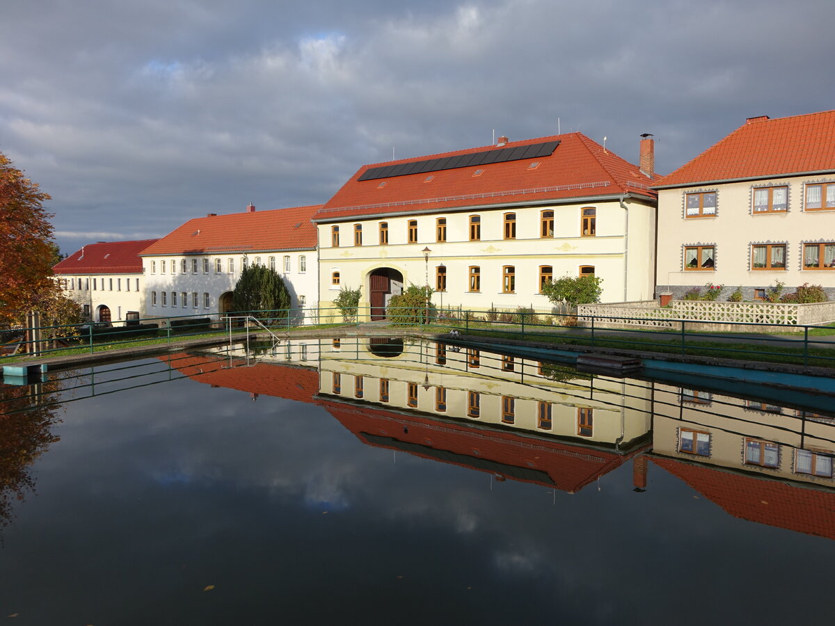 Quaschwitz, Häuser am Dorfteich (19.10.2022)