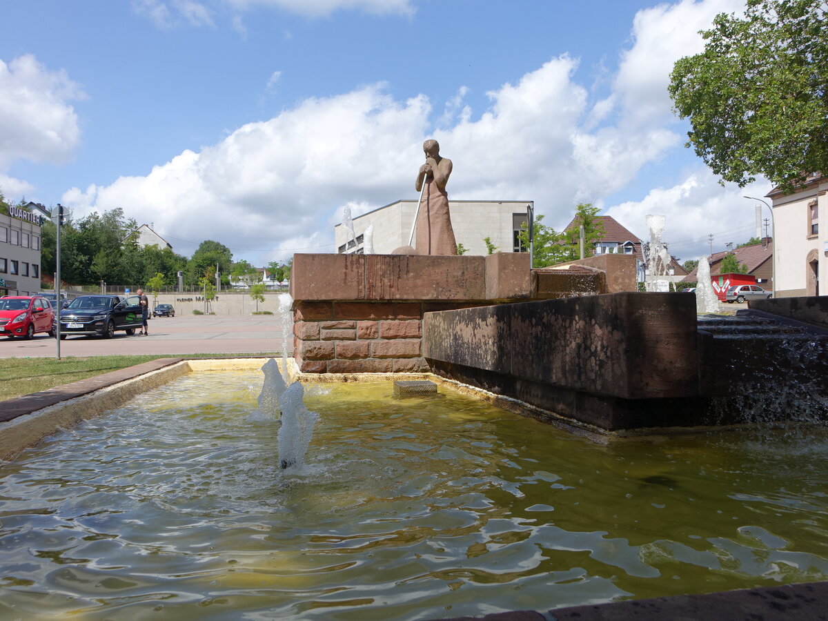 Quierschied, Brunnen mit Figur am Triebener Platz (16.07.2023)