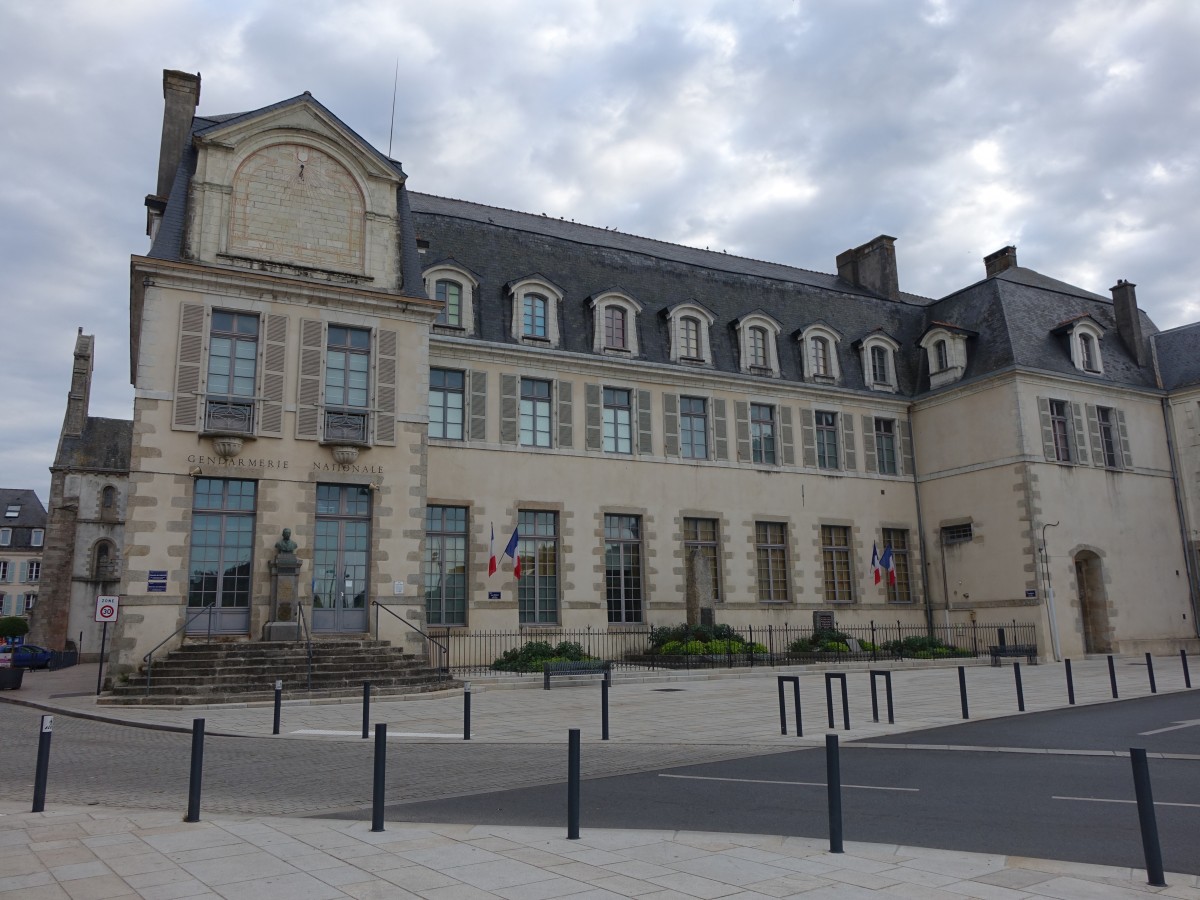 Quimperle, Abtei St. Croix am Square Jean Moulin, heute Polizeistation (16.07.2015)
