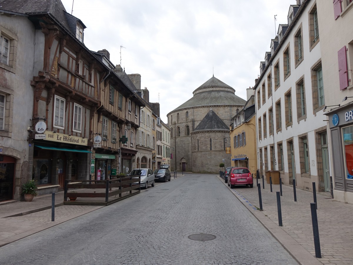 Quimperle, Rue Bremond d´Ars mit St. Croix Kirche (16.07.2015)