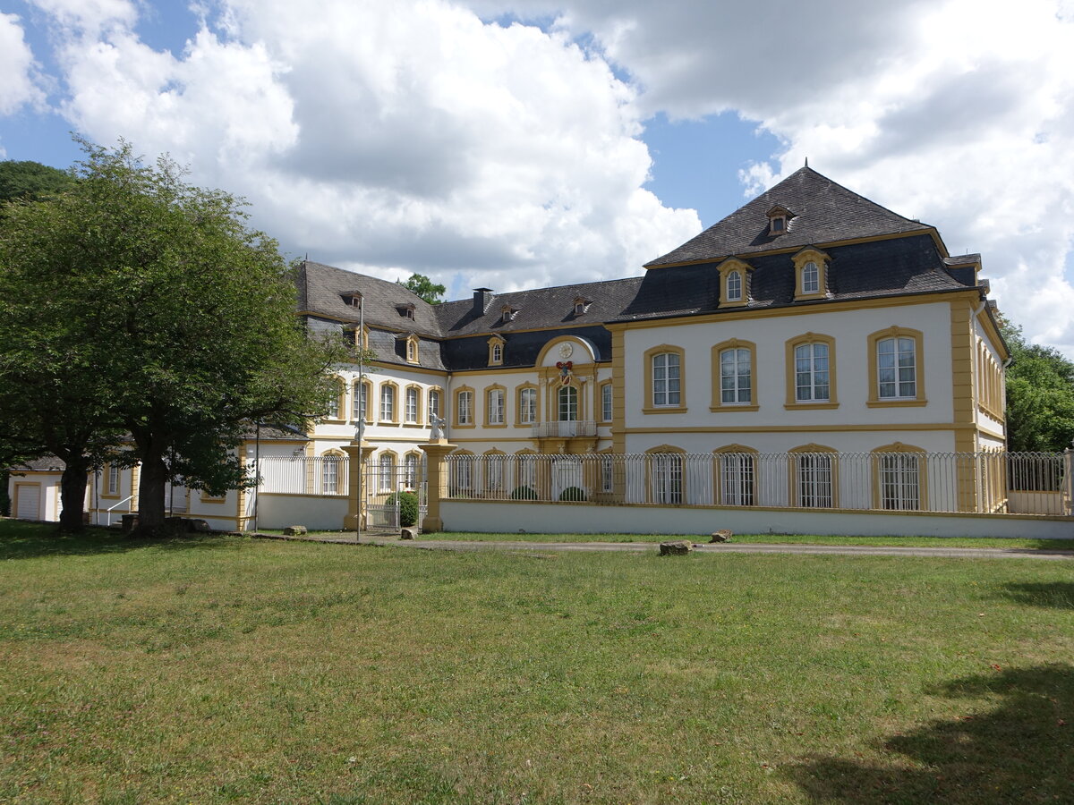 Quinter Schloss, barockes Schloss an der linken Seite der Mosel im Trierer Stadtteil Quint, erbaut um 1760 (23.06.2022)