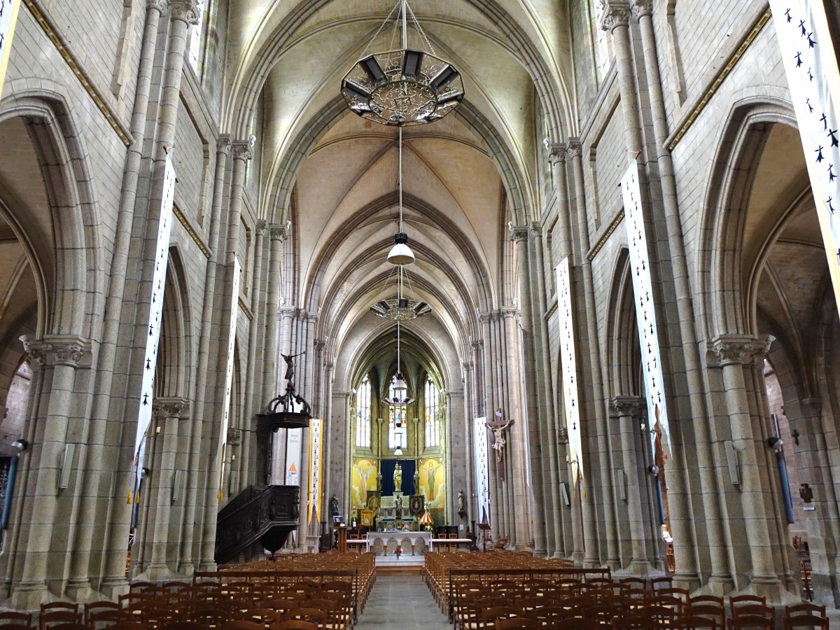 Quintin, Mittelschiff der Notre-Dame de Delivrance Kirche (13.07.2015)
