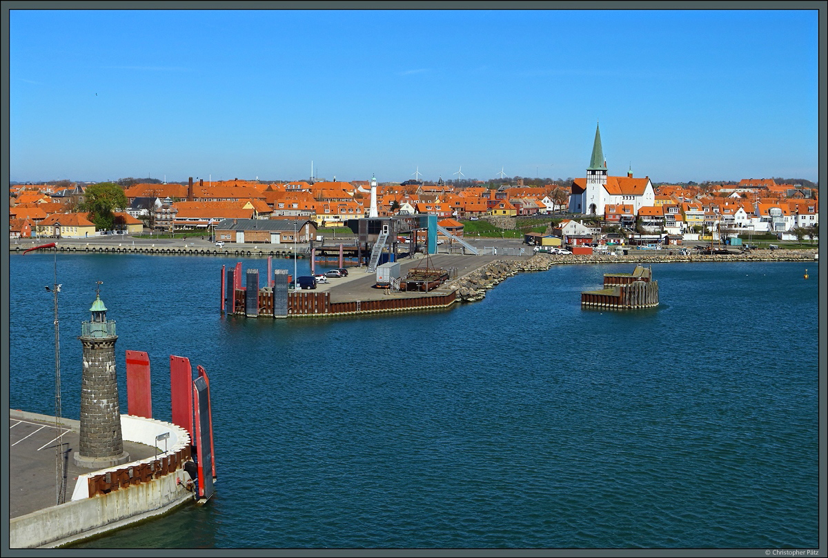 Rnne, die grte Stadt Bornholms, dient als Tor zur weiten Welt. Hier befinden sich der Hafen und der Flughafen. Die Hafeneinfahrt wird von gleich zwei Leuchttrmen bewacht. Unweit des Hafens liegt die aus dem 13. Jahrhundert stammende Kirche Sankt Nicolai. (22.04.2019)