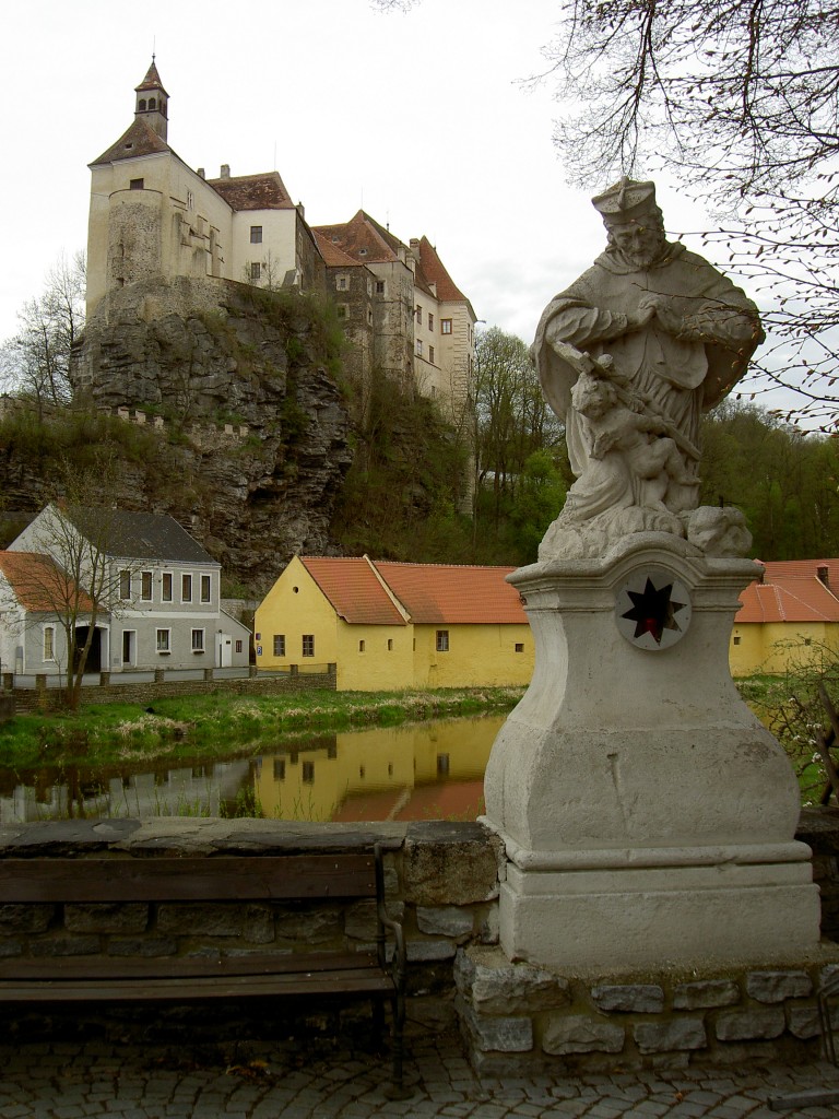 Raabs an der Thaya, Burg Raabs, Hhenburg auf einem Felsrcken hoch ber der Stadt, 
Johannes Nepomuk Statue an der Thayabrcke (18.04.2014)