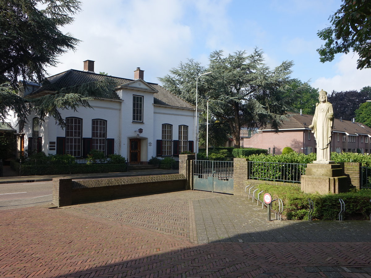 Raalte, kath. Pfarrhaus und Statue in der Kerkstraat (23.07.2017)