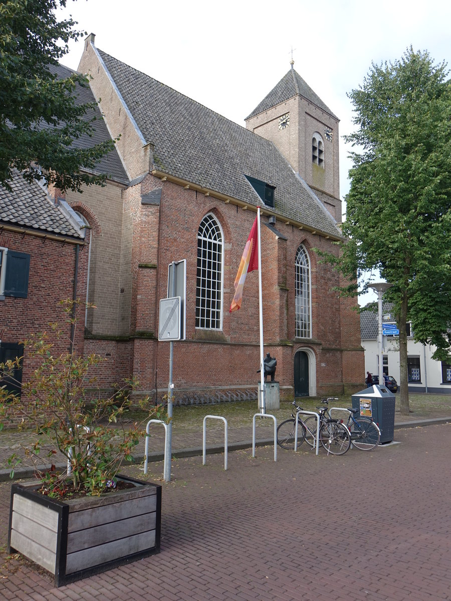 Raalte, Niederl. Ref. De Blas Kirche, einschiffige gotische Dorfkirche aus dem 15. JAhrhundert, Kirchturm erbaut 1697 (23.07.2017)