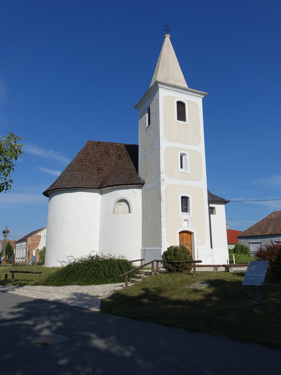 Rabaszentmiklos, romanische St. Miklos Kirche, erbaut im 12. Jahrhundert (27.08.2018)