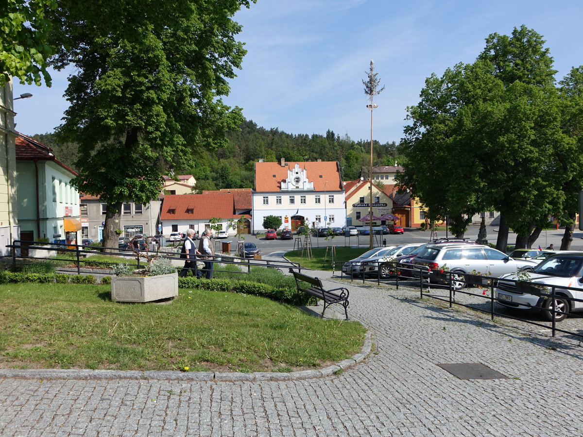 Rabi, neugotisches Rathaus am Hauptplatz Namesti (25.05.2019)