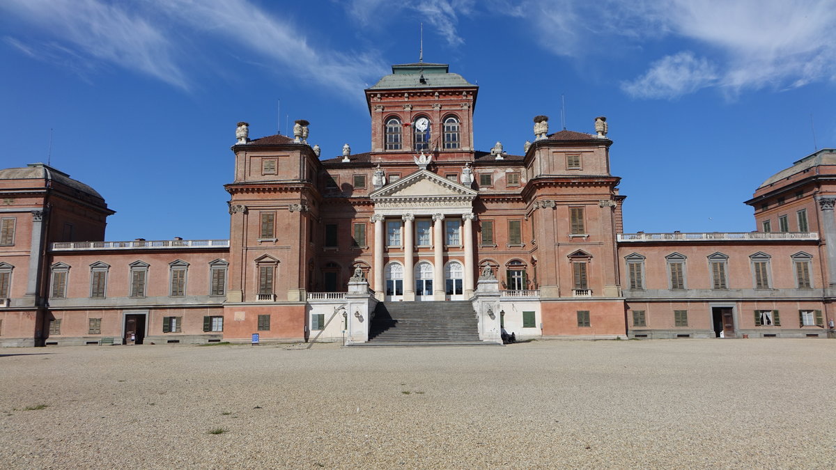 Racconigi, Castello Reale an der Piazza Carlo Alberti, erbaut von 1681 bis 1834, Vorderfront von 1755 von Giovanni Battista Borra (03.10.2018)