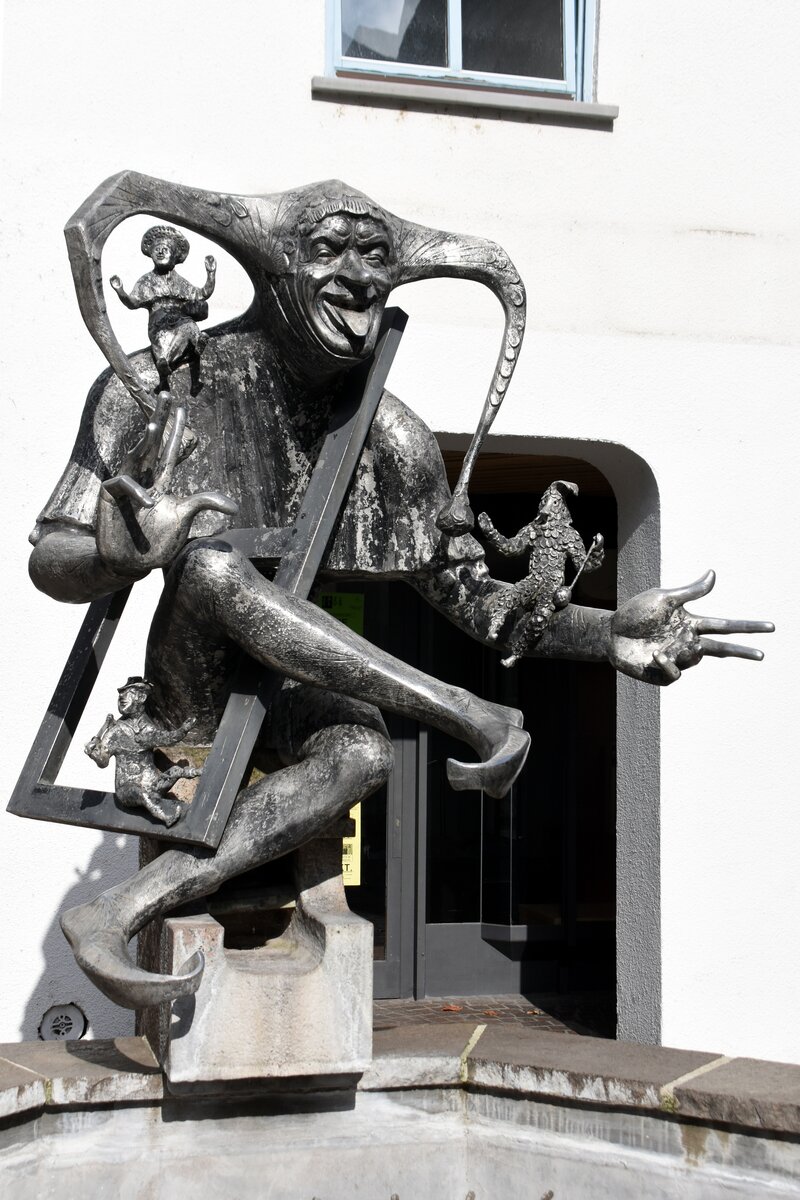 RADOLFZELL am Bodensee (Landkreis Konstanz), 16.10.2025, der Kappedeschle-Brunnen (offizielle Radolfzeller Schreibweise) in der Poststra�e, 1977 von Robert Seyfried erbaut, zeigt Figuren der Radolfzeller Fasnacht