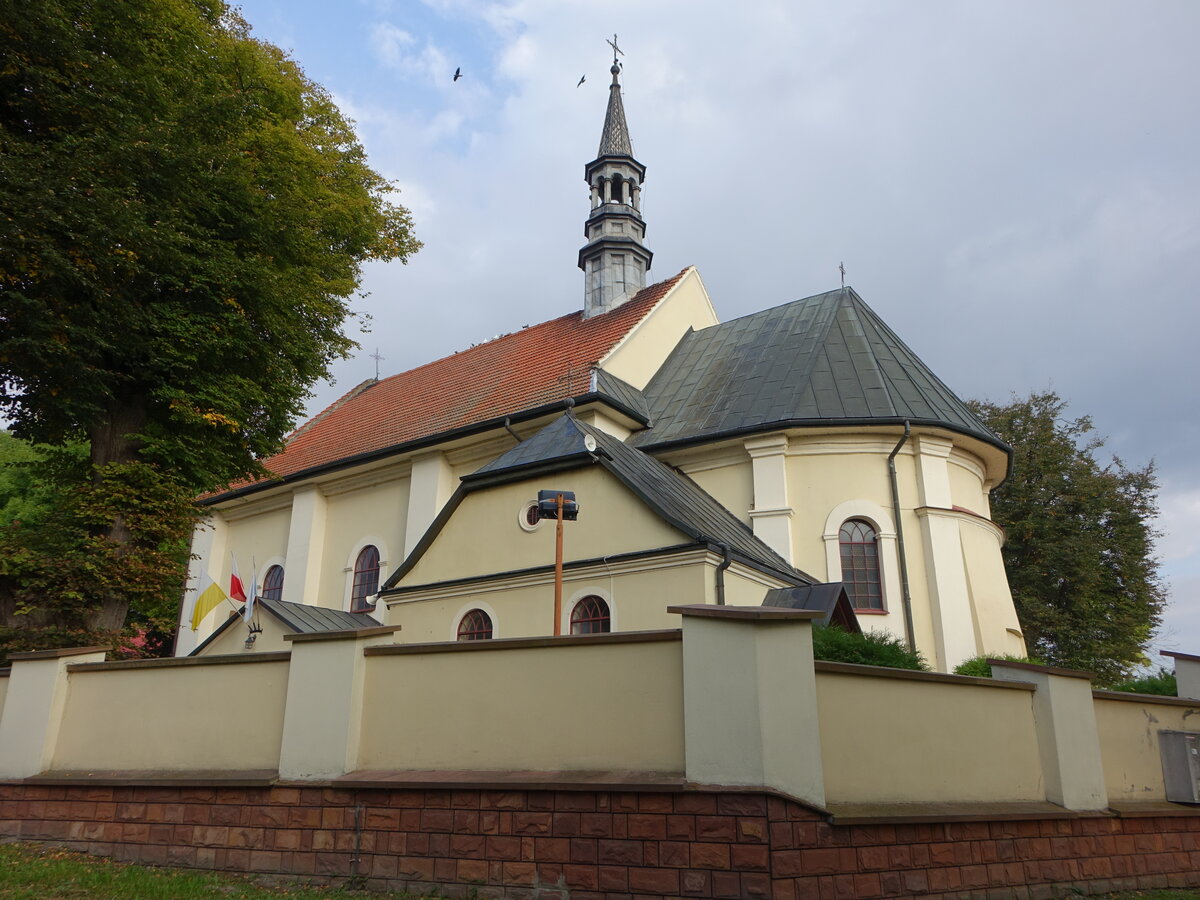 Radziemice, Pfarrkirche St. Stanislawa, erbaut im 17. Jahrhundert (14.09.2021)