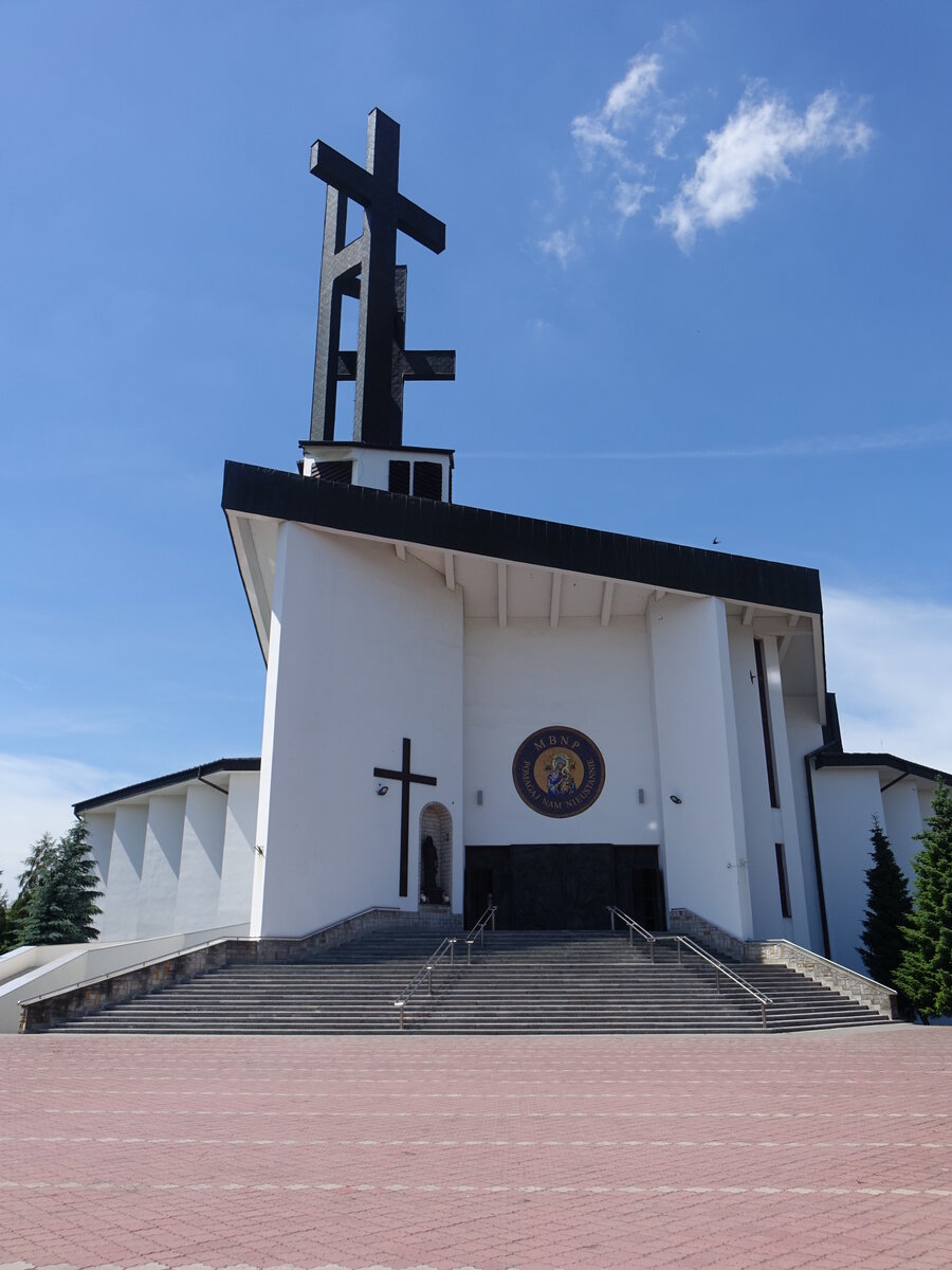 Radzyn Podlaski, Pfarrkirche Maria Hilf, Sanktuarium Matki Bożej Nieustającej in der Kardynała Wyszyńskiego Strae, erbau von 1985 bis 1993 (15.06.2021)